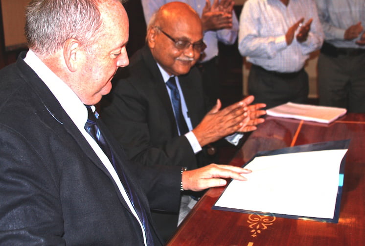 Prof Phillip Diamond (Director General, SKA) and Dr R.K.Sinha (Secretary, DAE, Govt. of India) at the signature of the membership of SKA Organisation. Credit: SKA Organisation.
