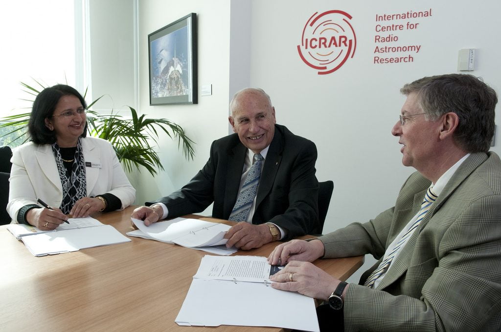 Dr Bernard Bowen with ICRAR's Associate Director Dr Renu Sharma (left) and Executive Director Professor Peter Quinn (right).