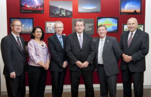 AUSTRALIAN FEDERAL SCIENCE MINISTER DROPS IN TO ICRAR