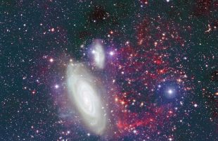 Galaxy trailed by stunning plume of gas