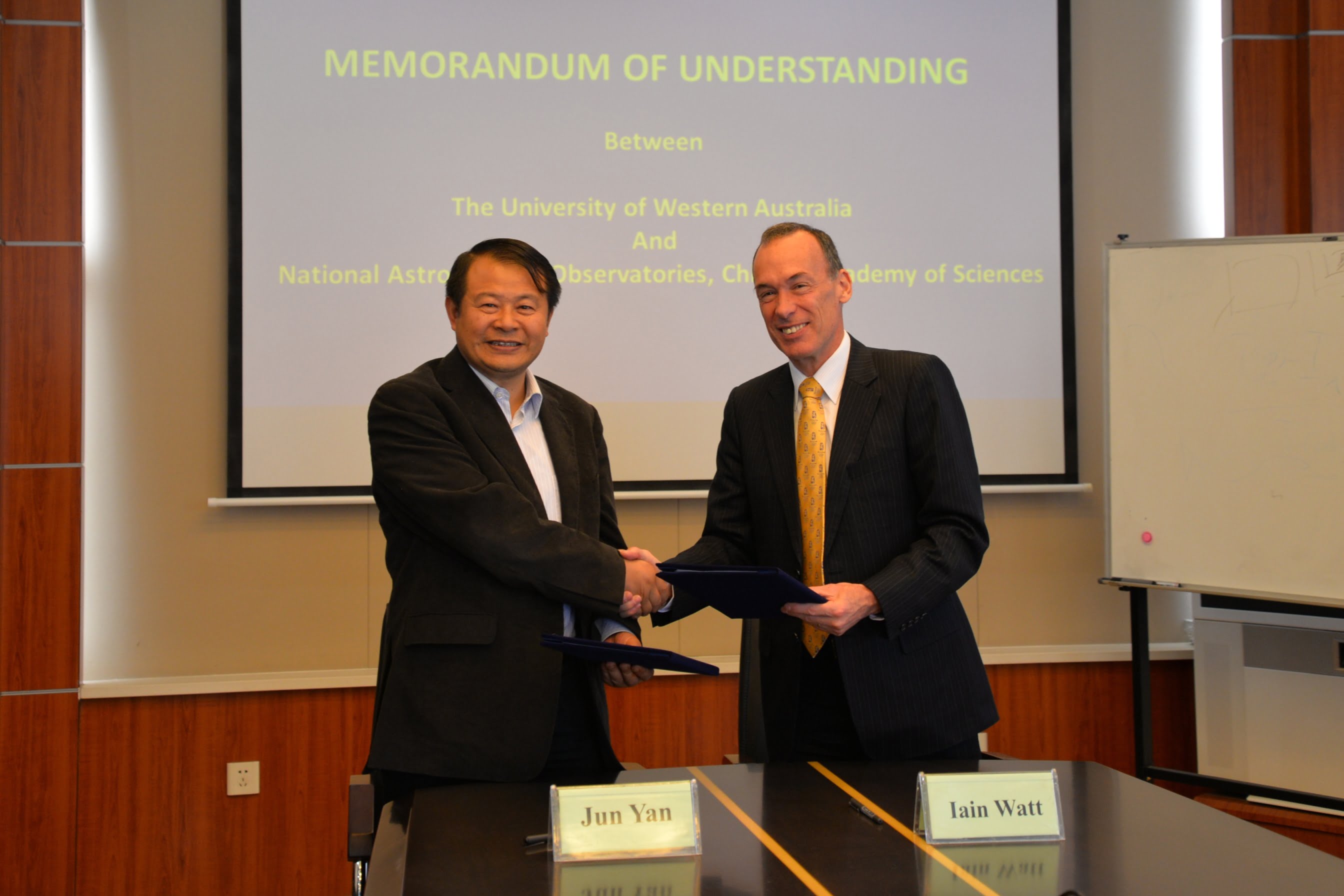 Professor Jun Yan, Director of the NAOC and Mr Iain Watt, UWA’s Pro Vice-Chancellor (International), sign the Memorandum of Understanding at a ceremony in Beijing.