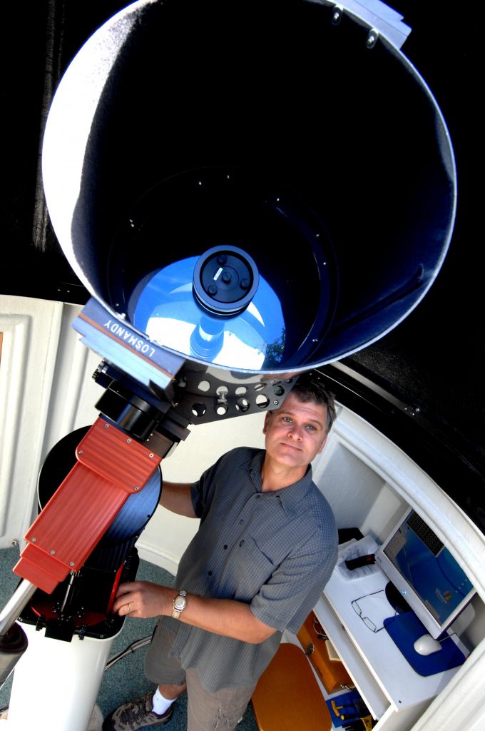 Paul’s “Backyard” telescope equipped with, among other things, a low resolution spectrograph. Credit: Paul Luckas.